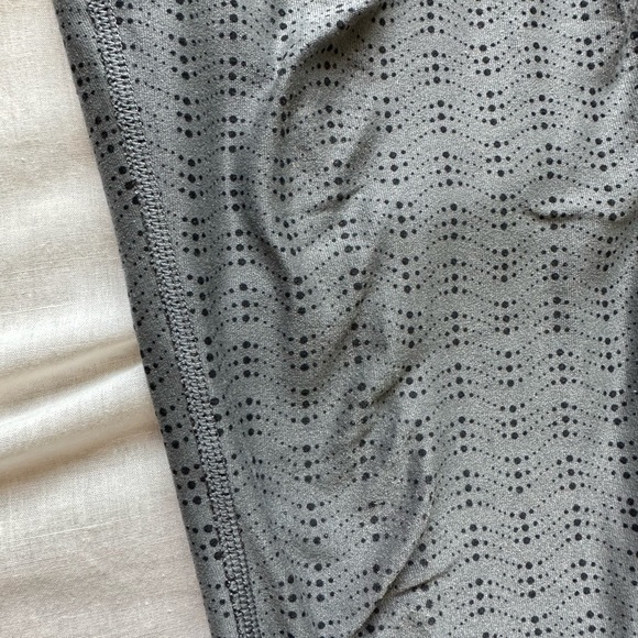 Nike Dri-Fit 3/4 Leggings Legend Pant in Gray and Black Wave Dot Design XS - Picture 6 of 7